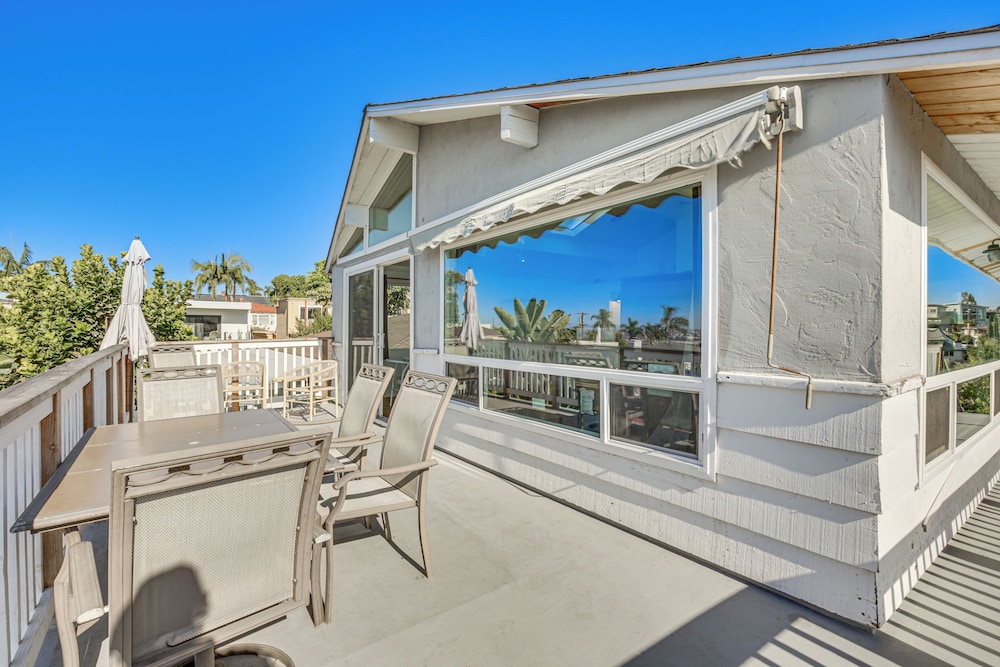 3 Mi to Balboa Park: Water-view Condo w/ Balcony