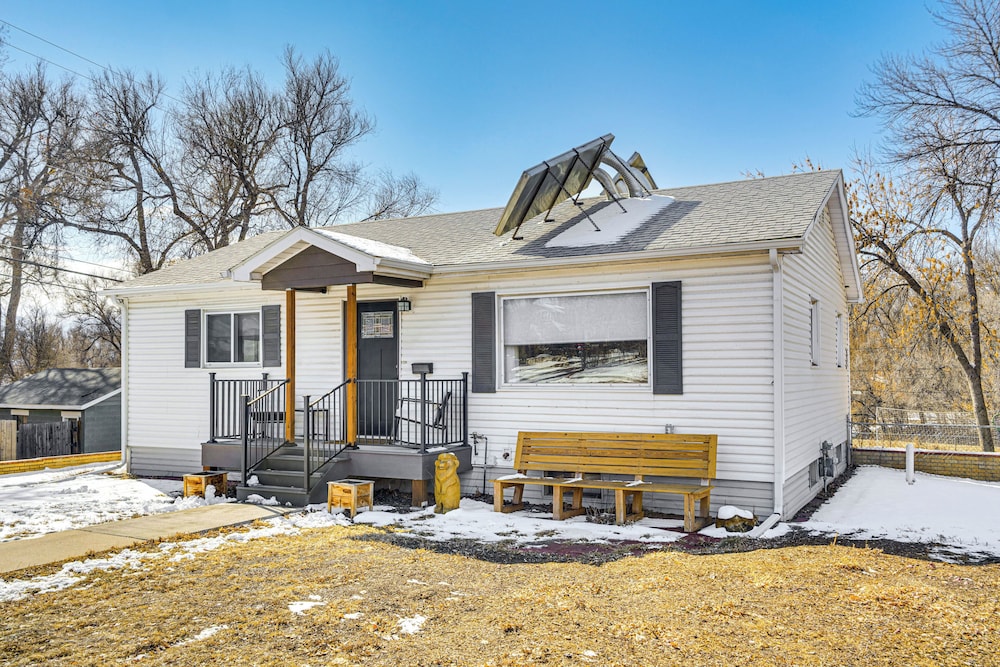 2 Mi to Downtown Colorado Springs: Apt w/ Grill!