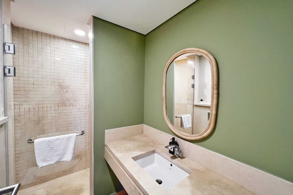 Xuru Stays I Exotic 1bdr w/ Outdoor Terrace Pool & Beach Access