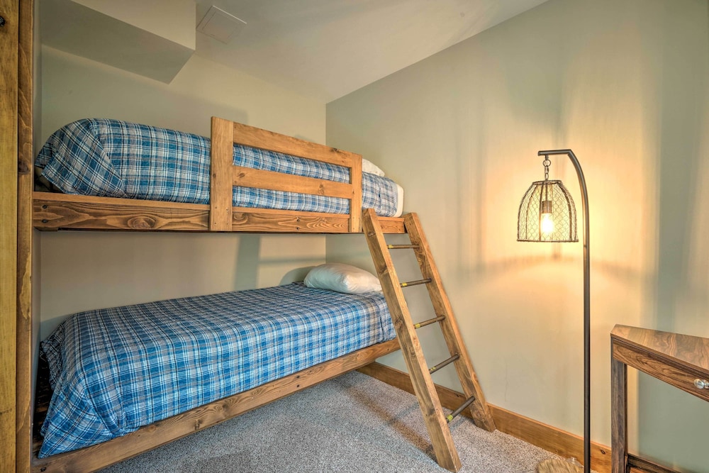 Elegant Mtn Chalet w/ Deck: 1 Mi to Mt Snow! view 4