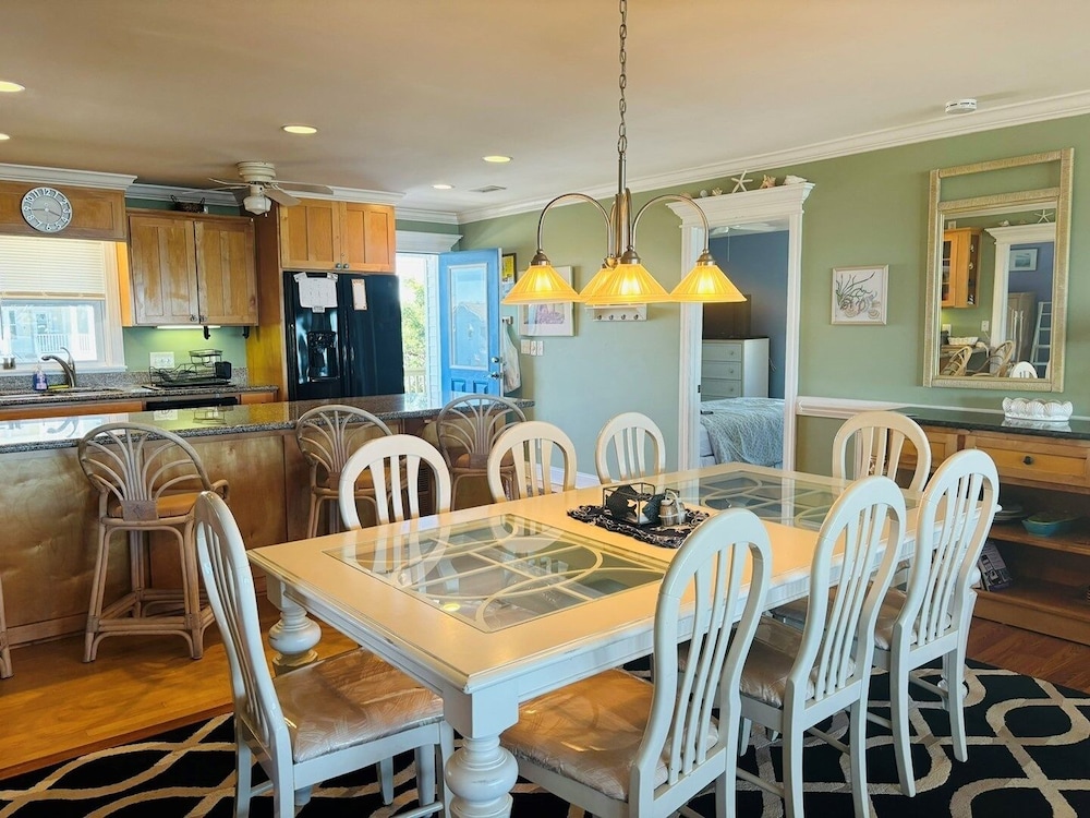 Clamelot 4 Bedroom Home by RedAwning