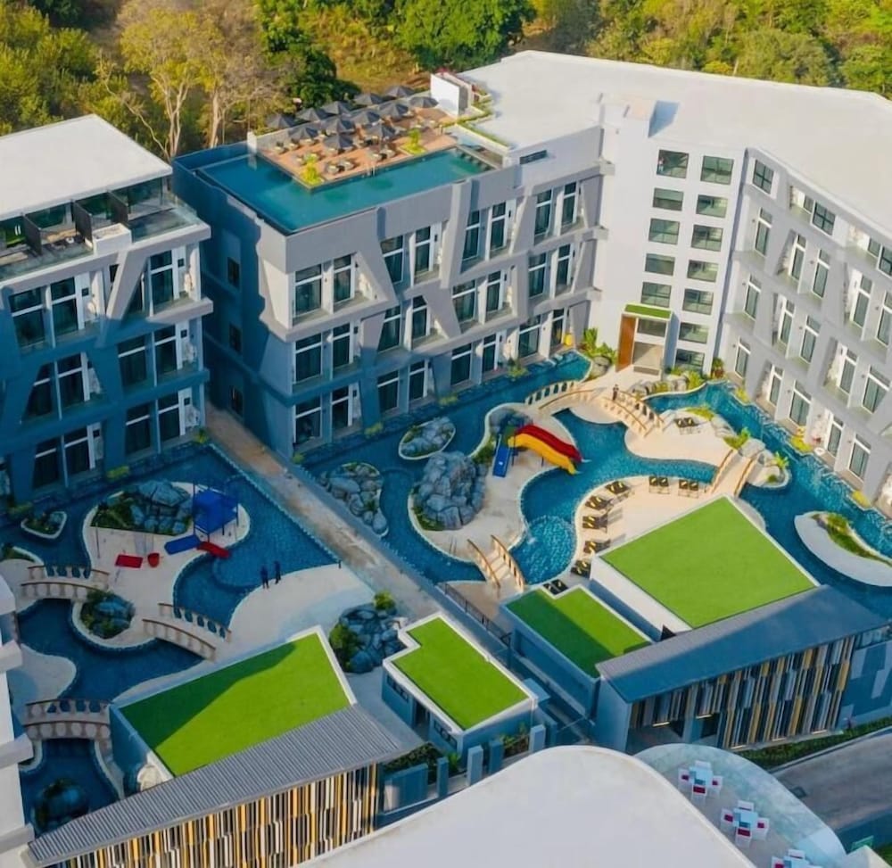 1BR Loft Pool Gym Walk to Naiharn C181
