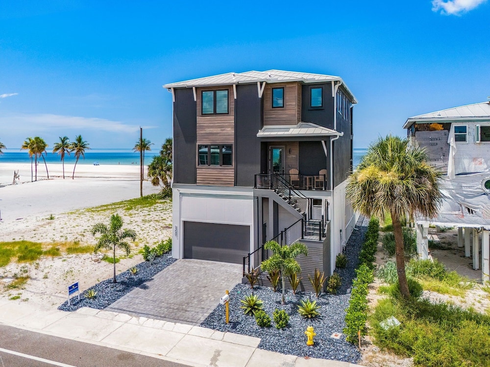 5350 Chasing Sunshine: 5bd/4.5ba Pool Home! 5 Bedroom Home