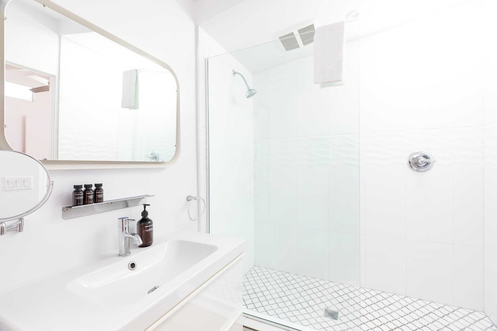 2 Rooms, Sleeps 8 Retro Hotel w/ Pool Wesley King Studio Buyout by Avantstay