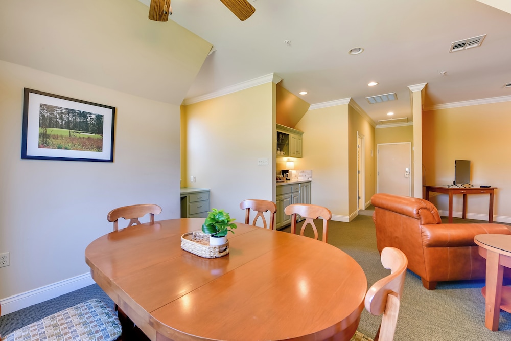 Springfield Studio Rental w/ Golf Course View!