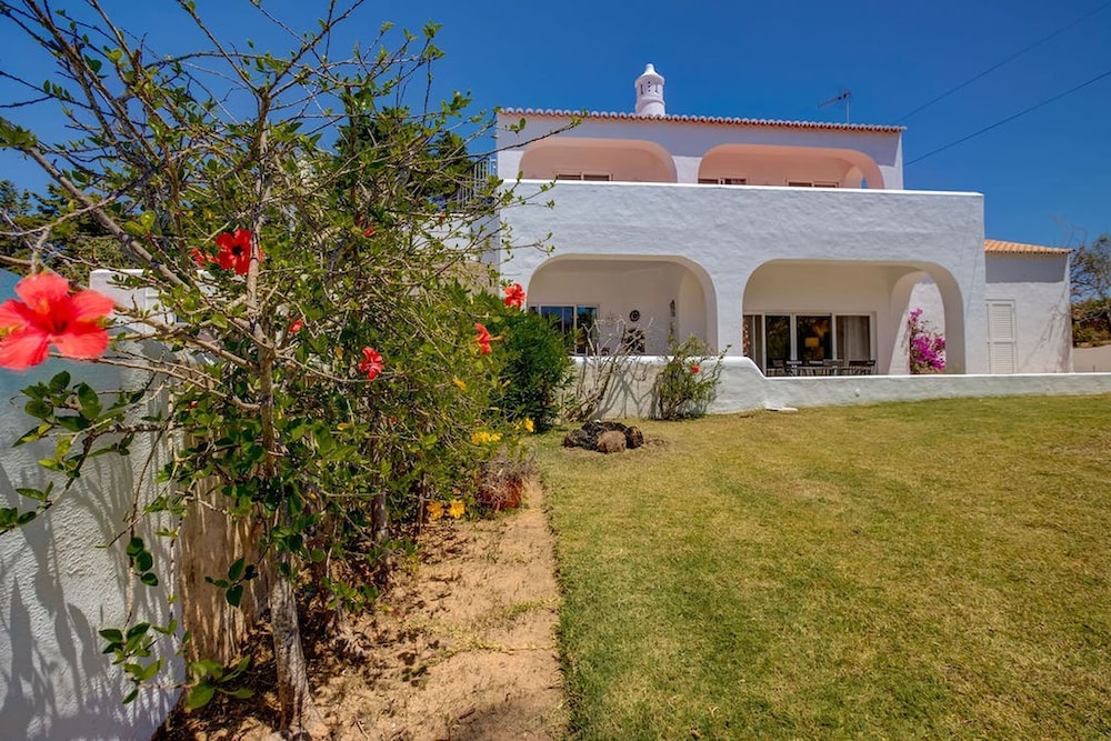 Casa Ninho Spacious 5 Bedroom Villa in an Enviab