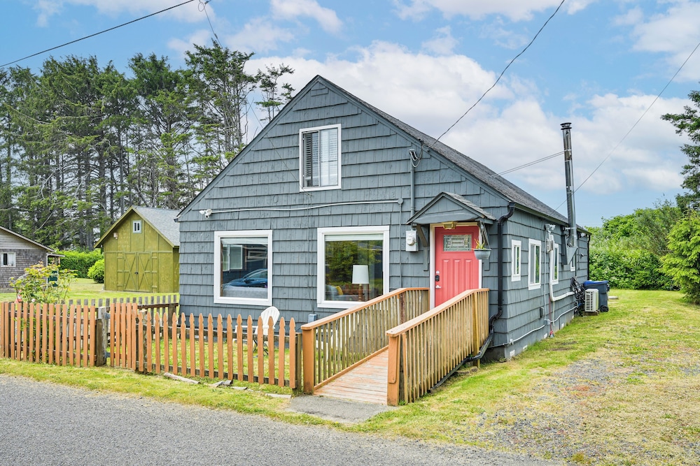 Walk to Beach: Charming Home - 3 Mi to Seabrook