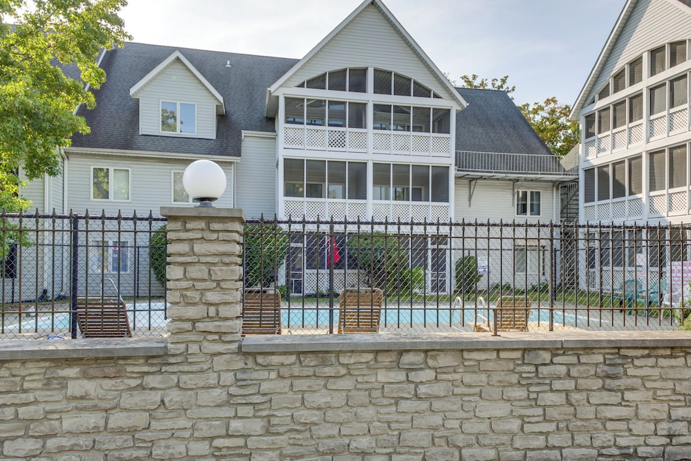 3 Mi to IU: Dog-friendly Condo w/ Pool Access!