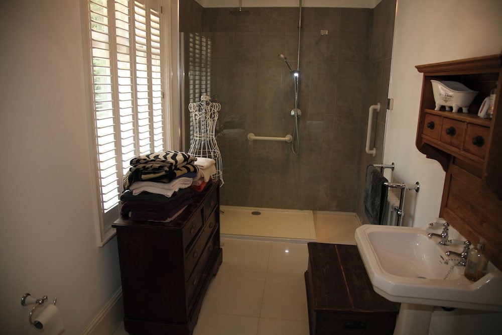 House Sleeps 9-garden-pool-bbq-patio-parking