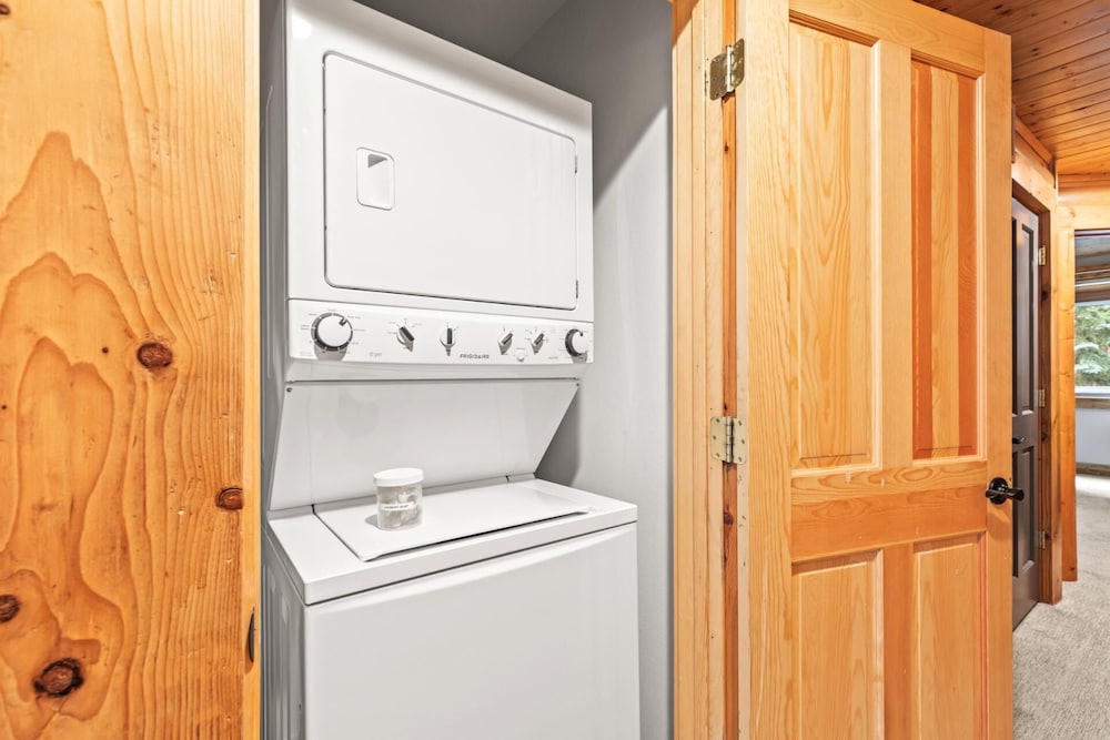 Black Bear Lodge KBM Resorts Walk to Slopes and Restaurants, Hot Tub, Elevator Access 2 Units, 4 Bedrooms BBL Ml-2744