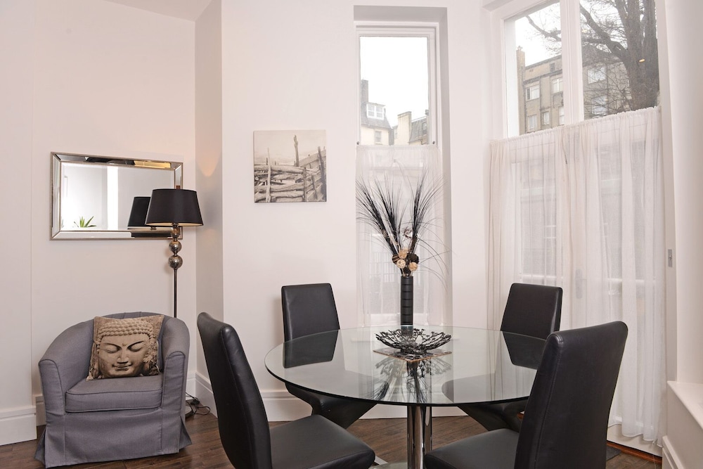 Gresham House 2-bed view 3
