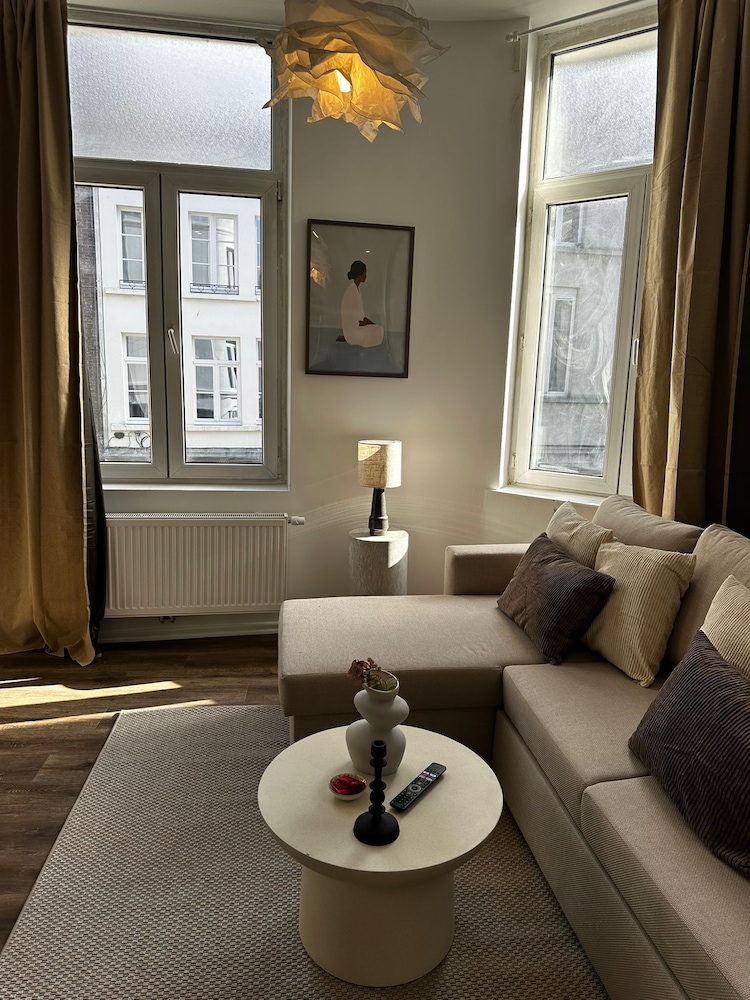 Stylish 1BR plus LR Apt Ghent Castle