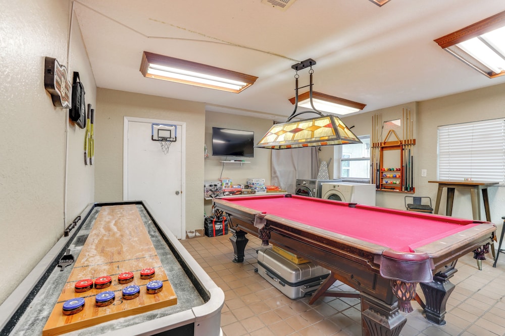 Fish, Swim & More: Lakefront Retreat in Ocklawaha!