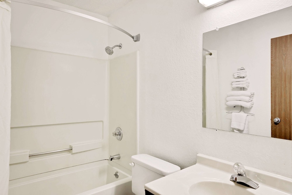 Newburgh Vacations - Super 8 by Wyndham Newburgh/West Point Near Stewart Airport - Property Image 12