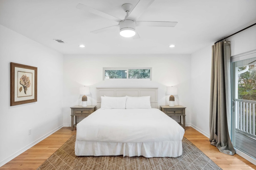 Dolphin Days by Avantstay Pool, 0.2mi to Beach!