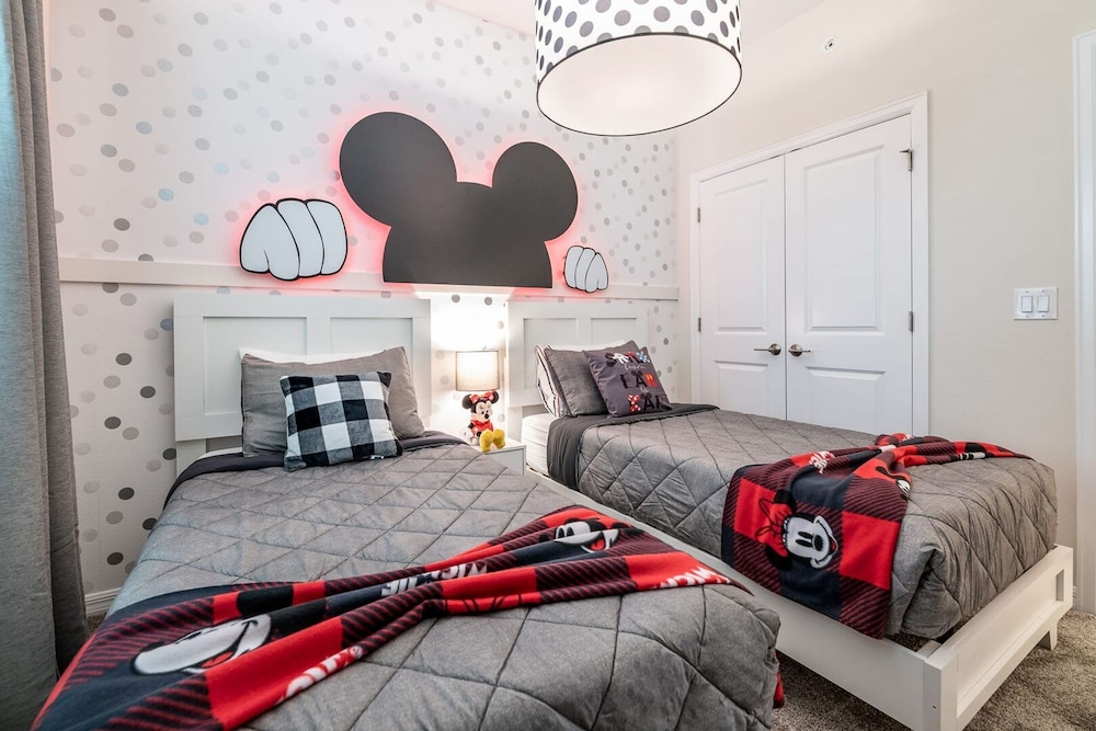 Chic 2bed Condo at Storey Lake Mickey Room