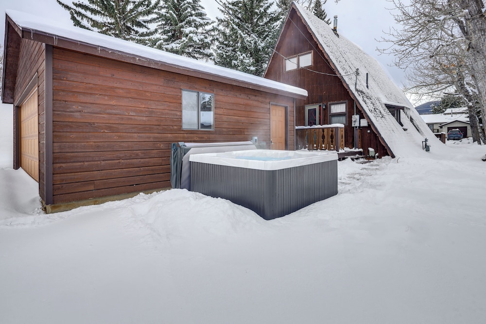 Hot Tub + Fire Pit: Cozy Cabin in Red Lodge!