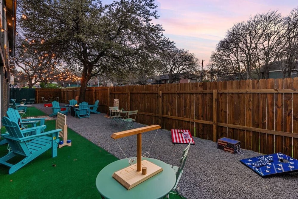 Fast Wifi Desks SoCo DT Zilker -Pet