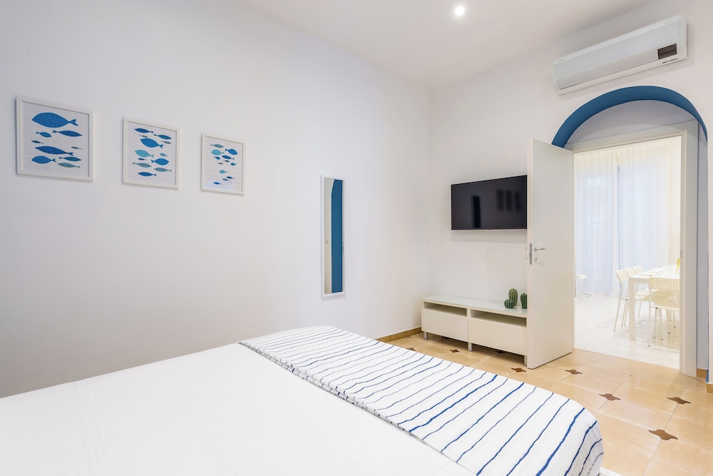 White&Blue Apartment at Sanità by Wonderful Italy