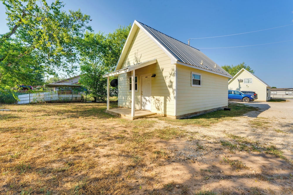 < 1 Mi to Main St: Quiet Home w/ Yard in Stockdale