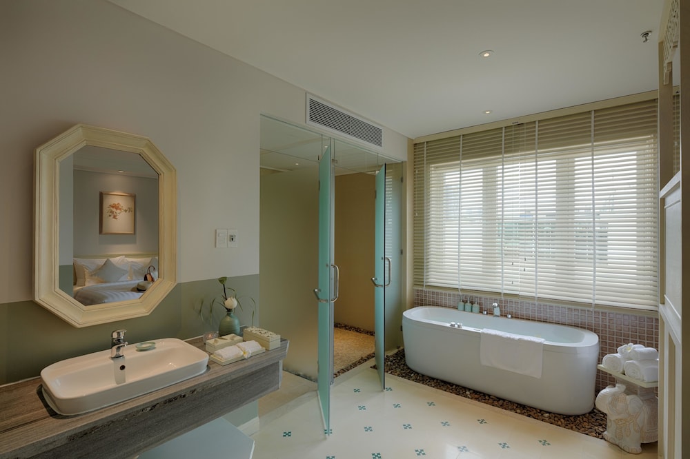Au Lac Charner Hotel 21