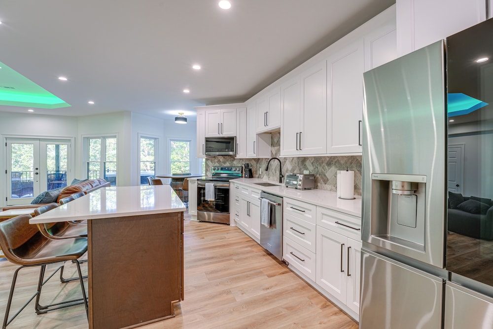 Hot Tub, Decks & 2 Kitchens: Mtn-view Jasper Gem!