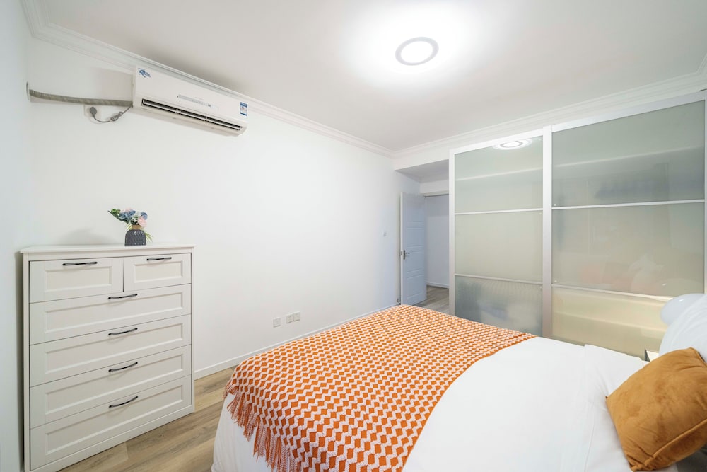 Tyms 4BR 2BA APT Riverside