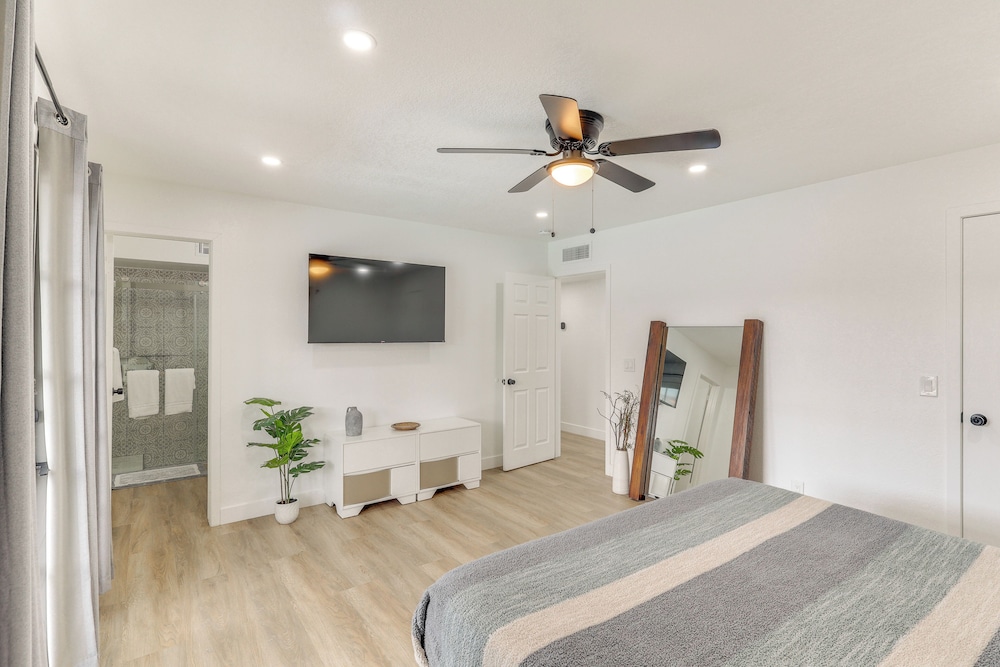 Poolside Relaxation: Group-friendly Home in Havasu