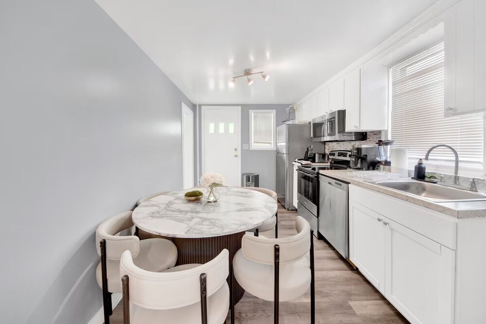 Single Family 3BR Home Game Room Parking