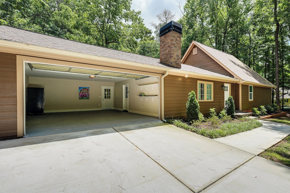 < 2 Mi to Dtwn Alpharetta: Home w/ Screened Porch!