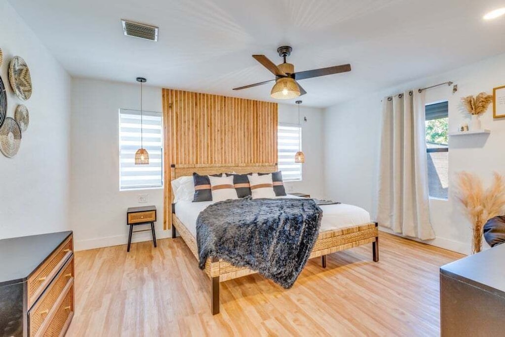 Fox Garden Luxury Boho Near Downtown & Beach 4 Bedroom Home