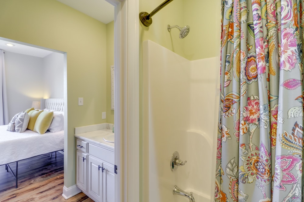 Family-friendly Edgemont Home w/ Deck & Lake Views view 2