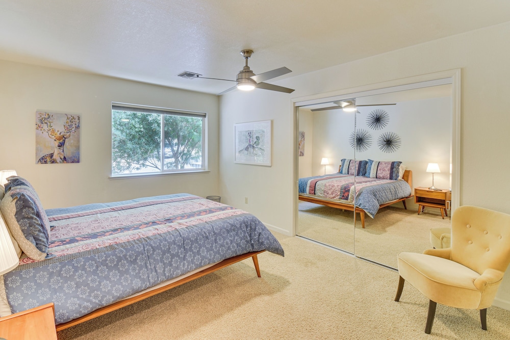 Gateway to Yosemite: Group-friendly Groveland Home