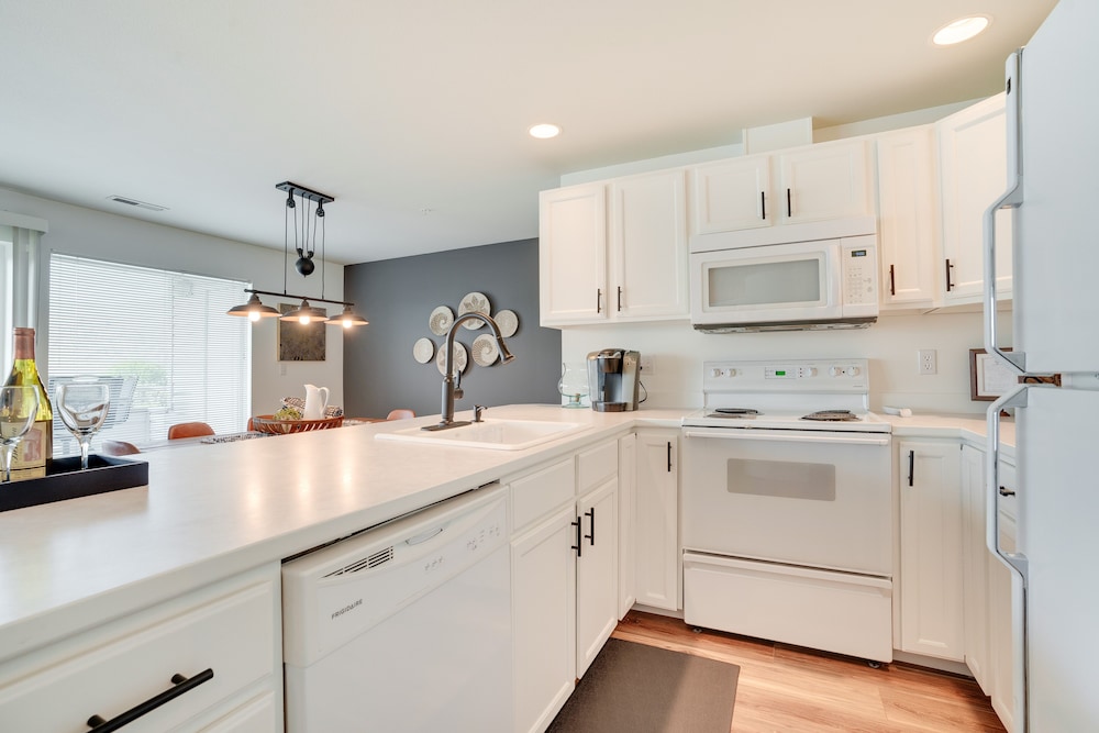 Chelan Vacation Rental w/ Balcony & Views view 4