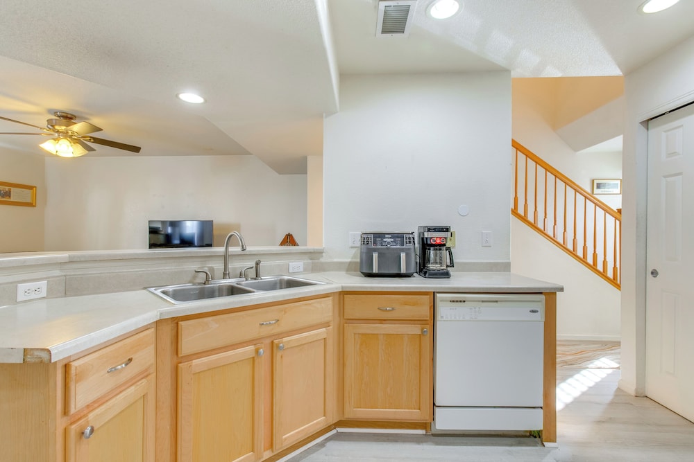 16 Mi to Dtwn Denver: Cozy Townhome w/ Patio!
