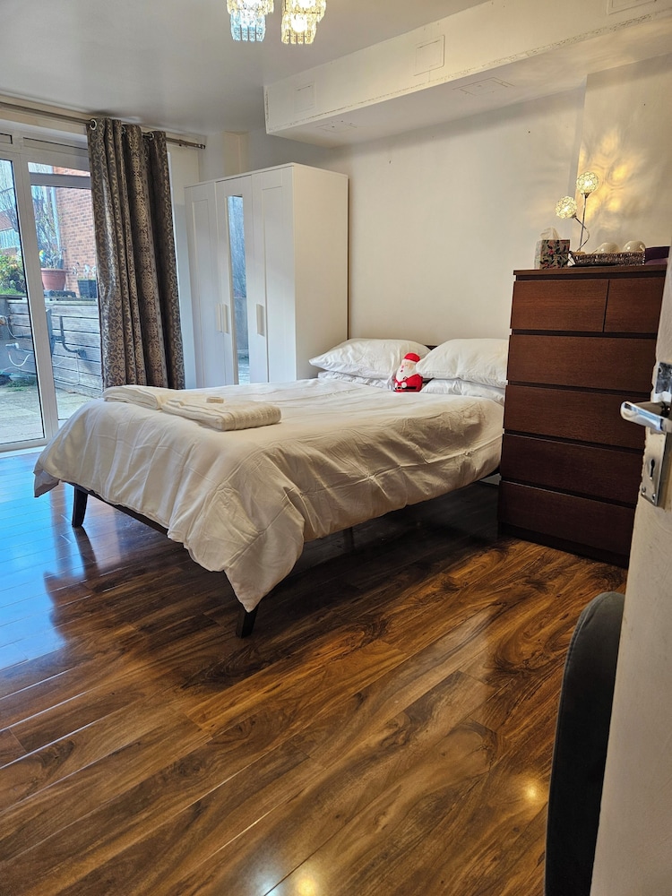 Room-spacious Retreat With Private Balco