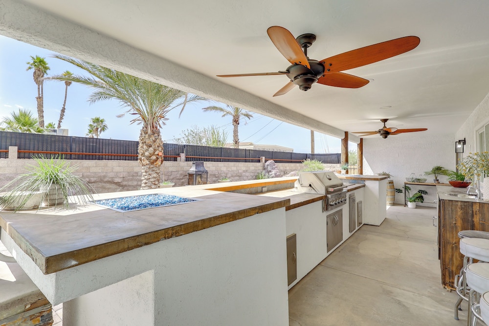 Poolside Relaxation: Group-friendly Home in Havasu