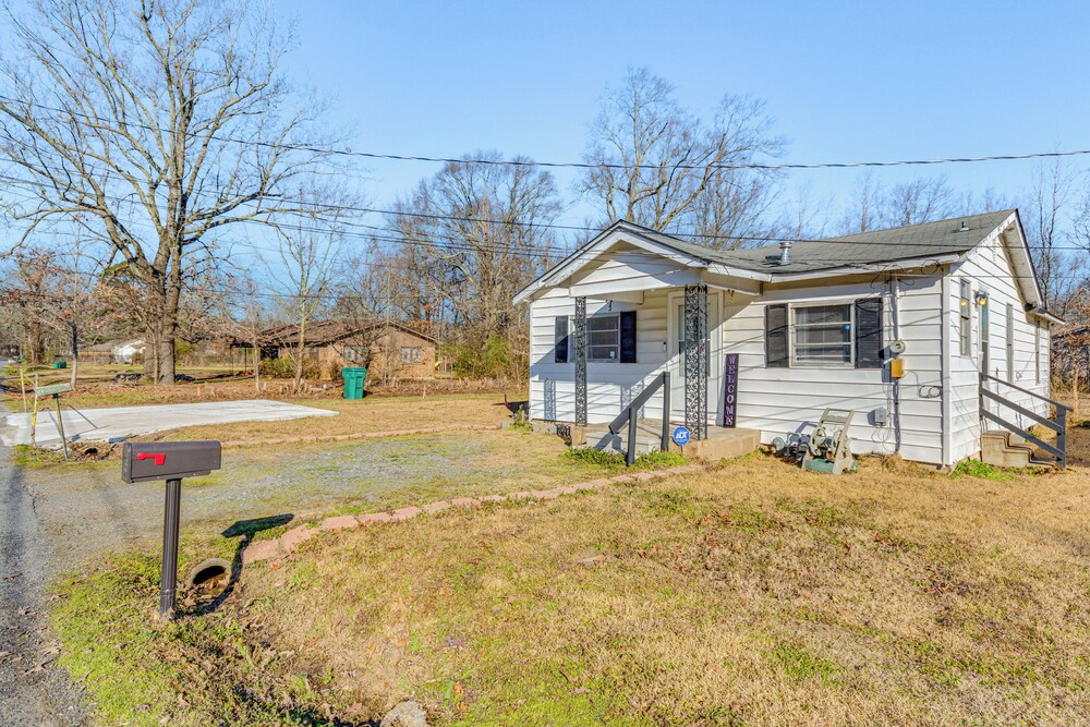 3 Mi to Lake Saracen: Pine Bluff Home w/ Grill!