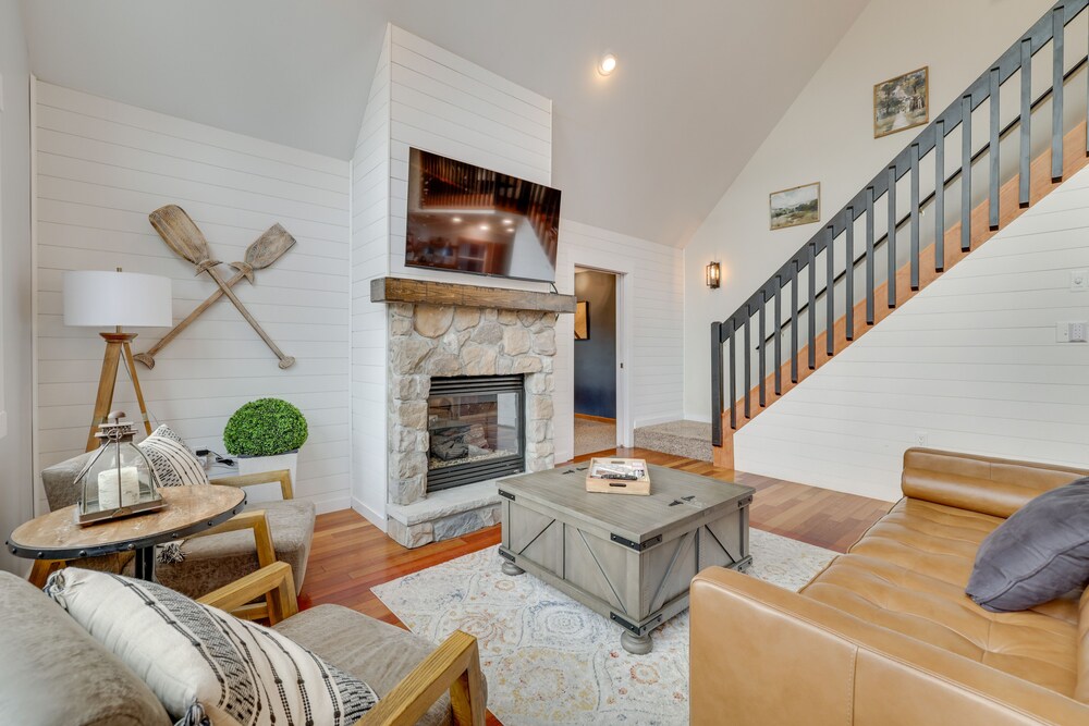 Pocono Lake Cottage w/ Private Indoor Hot Tub view 3