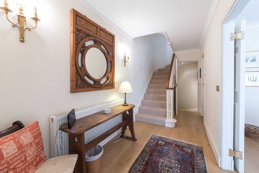 Elegant 3 Bedroom Home Located in South Kensington