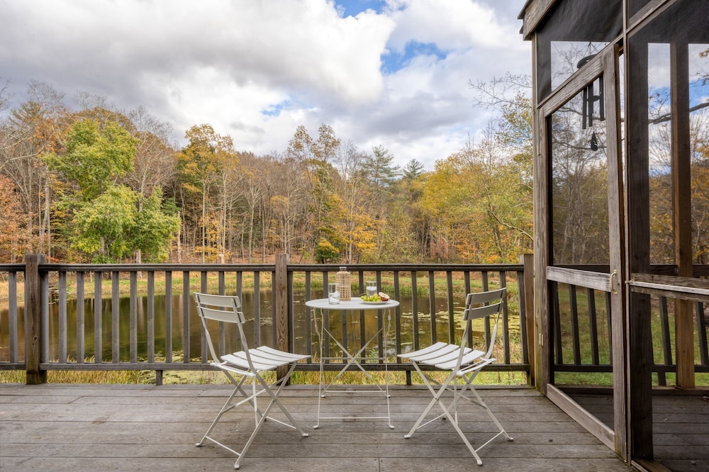 Cortland by Avantstay Charming Heritage Estate w Private Lake Pool