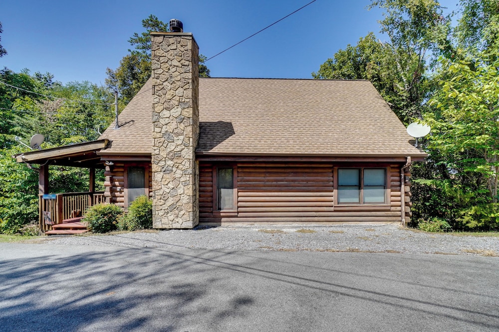 Walk to Douglas Lake: Cabin w/ Private Hot Tub!