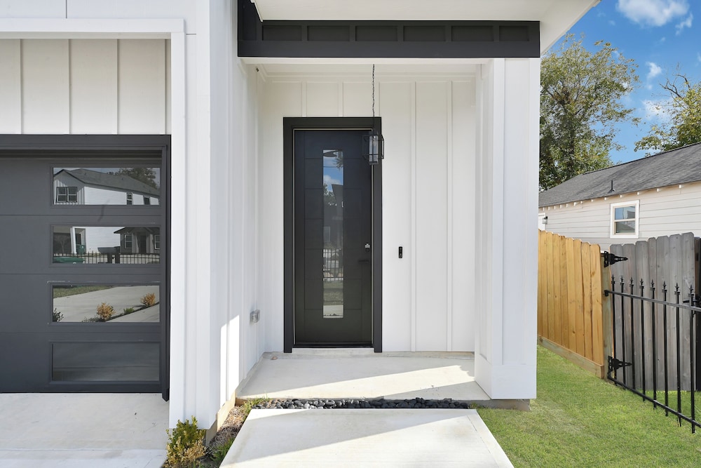 5 Mi to NRG Stadium: Modern Escape w/ Patio & Yard