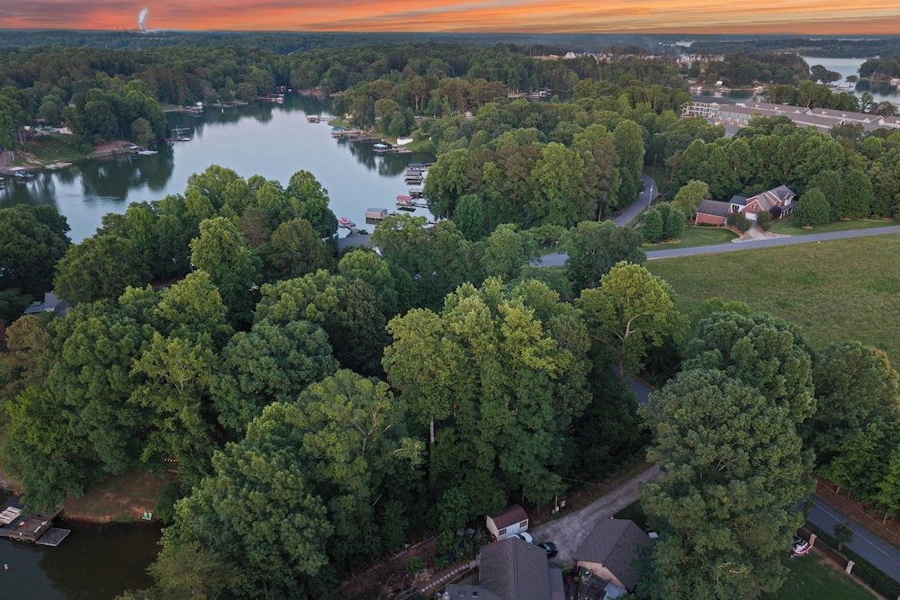Shady Daze: Waterfront Home w/ Deck, Hot Tub & Lake Views