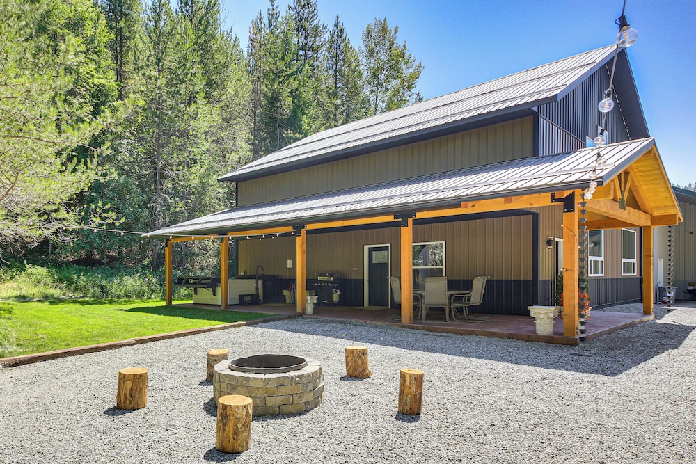 Relax, Reconnect & Explore: Modern Idaho House!