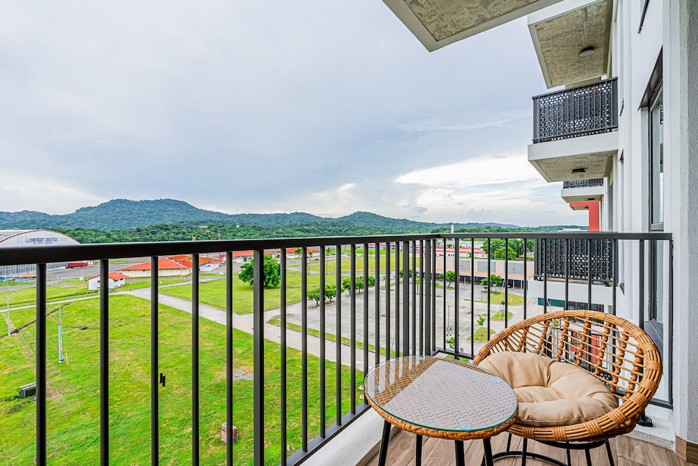 w Trendy 2BR w Balcony in the Heart of Centriqo
