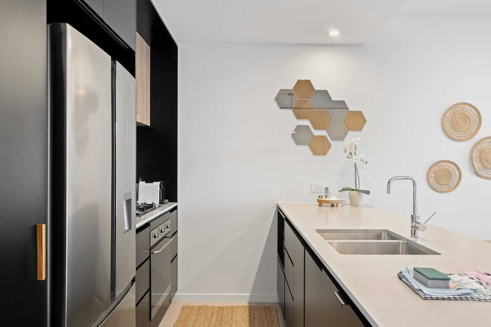 Spacious West End Apartment With Pool & BBQ Access