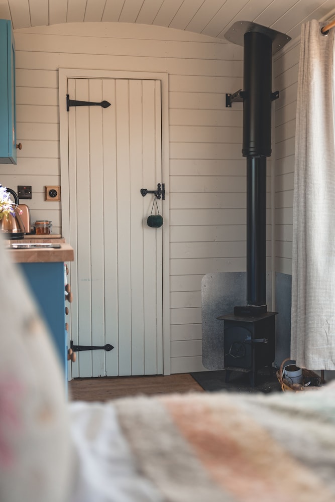 Dog Friendly Shepherd's Hut, Perfect for Couples view 2