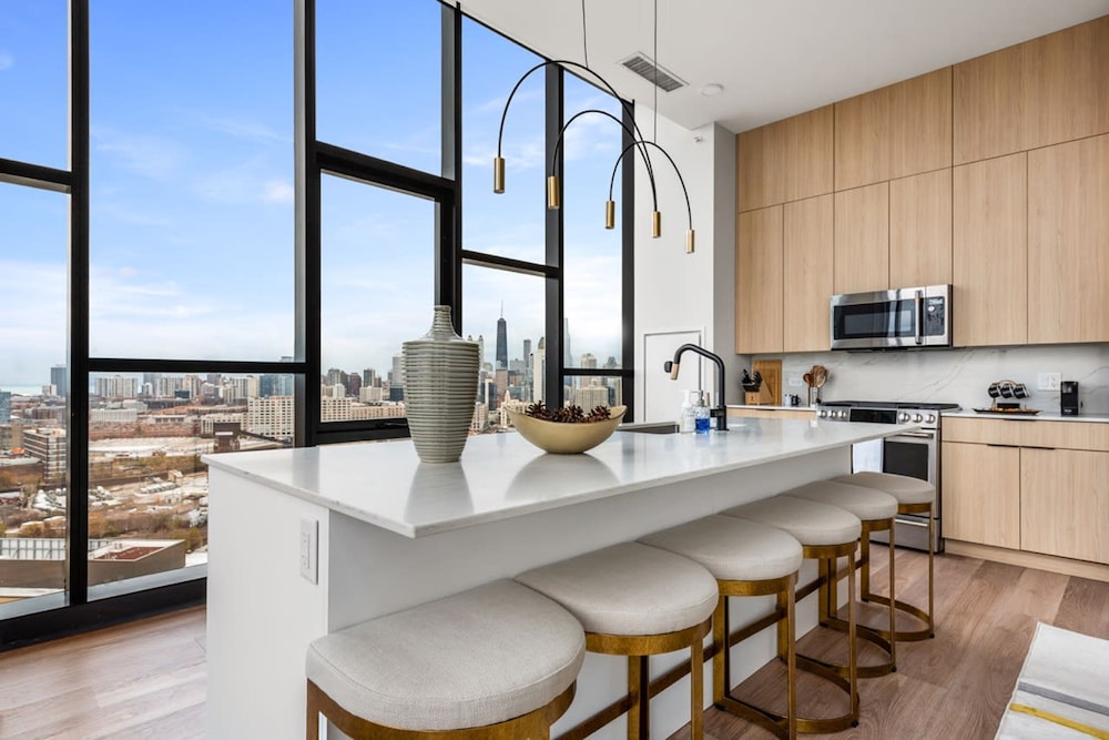 Skyline Penthouse Duo 6 Bedrooms for Large Groups