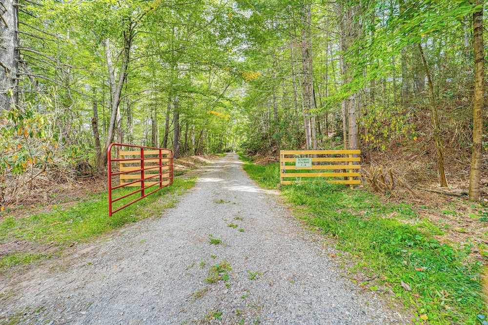Hike & Leaf Peep! Peaceful Home in Laurel Springs